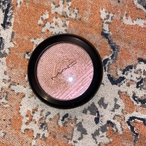 MAC Extra Dimension Skin-finish in shade ‘Show Gold’